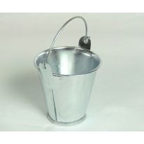 Petits seaux en métal 